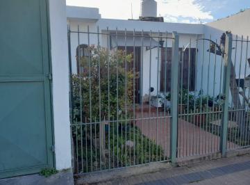 PH de 3 ambientes, Lanús · Venta. Hermoso PH Al Frente: 3 Amb, Cochera, Patio y Fondo!