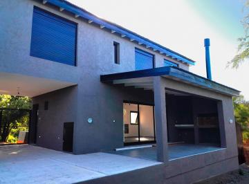 Casa de 5 ambientes, Unquillo · Casa a Estrenar en Unquillo! B° Semi - Cerrado - Hogar a Leña, Asador - Vista
