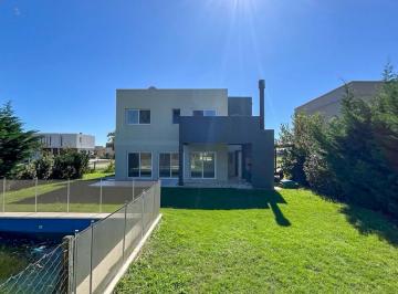 Casa · 161m² · 4 Ambientes · Casa en Venta con Renta, 4 Ambientes, Barrio Acacias/puertos