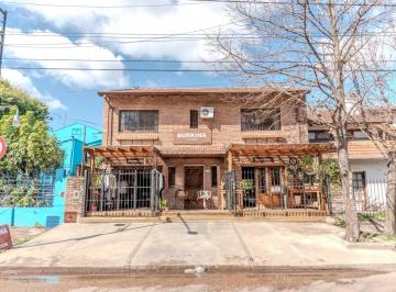 Casa · 200m² · 5 Ambientes · 1 Cochera · Divina Casa en El Bajo de San Isidro con Jardin y Piscina Sobre La Calle Tiscornia.