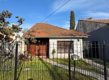 Casa · 130m² · 4 Ambientes · 1 Cochera · Chalet en Venta en R. Calzada