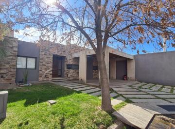 Casa de 9 ambientes, Villa Nueva · Alquiler Casa en Barrio Privado La Bajada