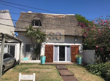 Casa · 300m² · 5 Ambientes · 1 Cochera · Casa - El Tesoro