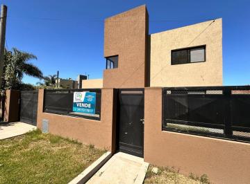 Casa · 166m² · 4 Ambientes · 2 Cocheras · Casa con Pileta - 3 Dorm. - Tds2 - Roldan - Excelente Ubicacion