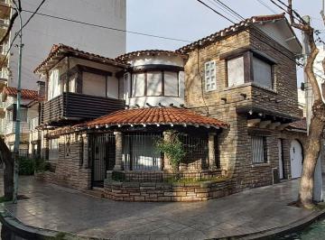 Casa · 236m² · 4 Ambientes · 1 Cochera · Casa - Plaza Mitre