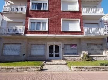Departamento de 4 ambientes, Miramar · Departamento Centrico en Venta