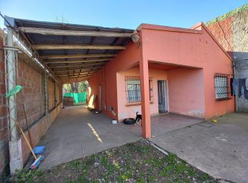 Casa de 4 ambientes, Villa Elisa · Casa en Venta con Buena Ubicación