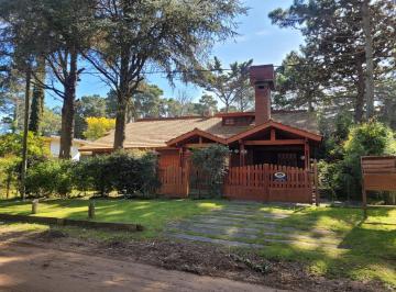 Casa · 208m² · 4 Dormitorios · Casa en Venta - Zona Golf - Construcción Solida - Residencial