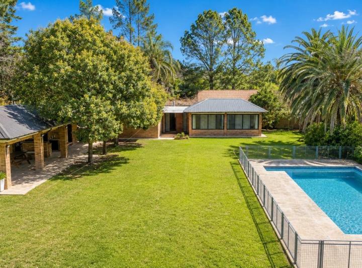 Casa · 200m² · 5 Ambientes · 2 Cocheras