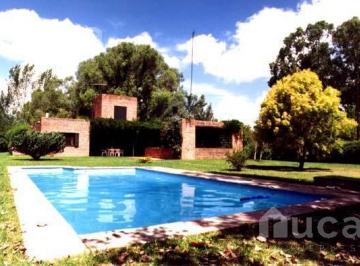 Casa · 267m² · 6 Ambientes · Venta | Casa Luminosa con Gran Jardin y Pileta | Tronador Al 300 Barrio Altavista