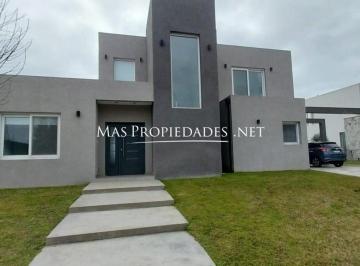 Casa · 146m² · 4 Ambientes · 2 Cocheras · Casa en Alquiler Anual Amueblada en Barrio Cruz del Sur