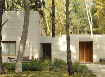 Casa · 130m² · 4 Ambientes · 1 Cochera · Venta de Casa en Complejo Villa Robles
