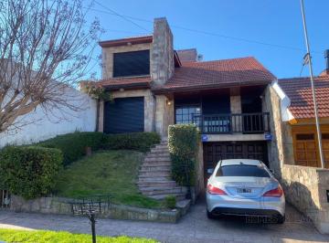 Casa · 400m² · 5 Ambientes · 5 Cocheras · Chalet de 5 Amb de Estilo en Hermosa Ubicación!