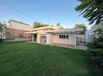 Casa de 4 ambientes, Villa Allende · Casa a La Venta en Villa Allende. 2 Dorm. con Cochera y Parque.