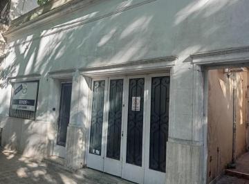 Casa · 210m² · 10 Ambientes · 1 Cochera · Casa en Venta a Reciclar con Lote Para Desarrollo