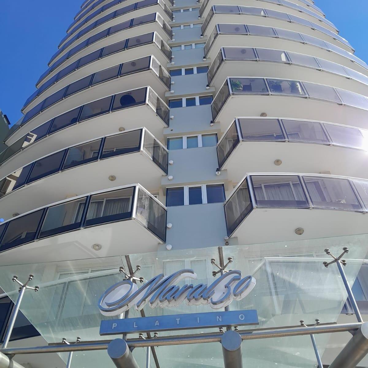 Edificio de categoría en el corazón de La Perla frente al mar - Amplio living comedor - Balcón al frente con excelente vista panorámica - Toilette de recepción - Cocina separada totalmente equipada co