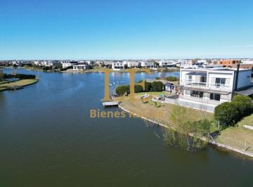 Casa · 375m² · 5 Ambientes · 6 Cocheras · Venta Casa en Cantón a La Laguna