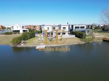 Casa · 375m² · 5 Ambientes · 6 Cocheras · Venta Casa en Cantón a La Laguna
