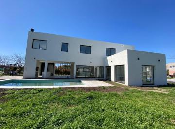 Casa · 243m² · 4 Ambientes · Casa en Alquiler El Canton