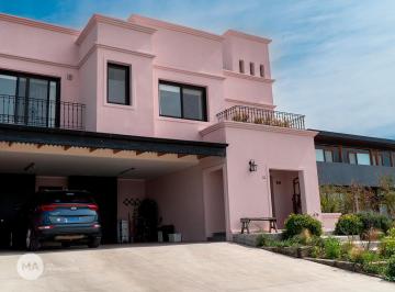 Casa · 213m² · 6 Ambientes · 2 Cocheras · Casa 3 Dorm. - San Sebastián - Funes | Venta