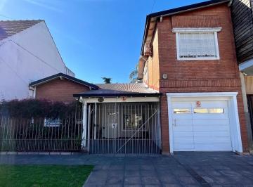 Casa · 150m² · 5 Ambientes · 1 Cochera · Chalet a m de Santa Rosa Castelar Norte en Venta