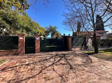 Casa · 210m² · 5 Ambientes · 6 Cocheras · Oportunidad! Casa 5 Ambientes en Excelente Estado - Jardin y Pileta