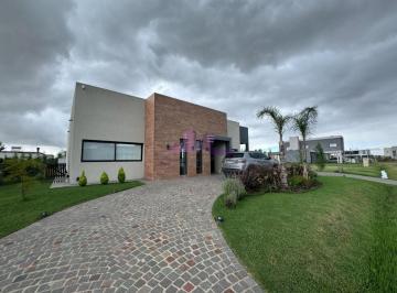 Quinta vacacional · 213m² · 4 Ambientes · 1 Cochera · Hermosa Casa en Club de Campo Santa Rita - San Vicente