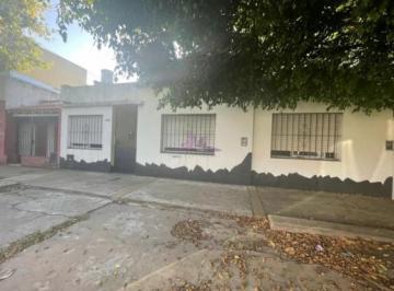Casa · 90m² · 2 Ambientes · 1 Cochera · Ideal Local Comercial Frente con Playon Para Vehiculos