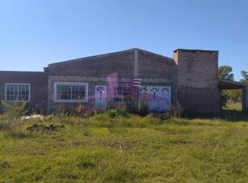 Quinta vacacional · 240m² · 4 Ambientes · 3 Cocheras · Casa de Campo a Terminar con Amplio Lote