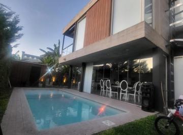 Casa · 200m² · 3 Ambientes · Oportunidad! Moderna Propiedad con Parrilla y Pileta