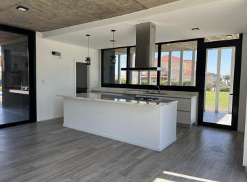 Casa · 270m² · 4 Ambientes · Hermosa Casa a Estrenar - Jardin y Piscina