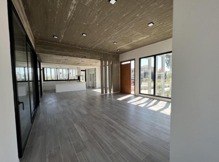 Casa · 270m² · 4 Ambientes · 2 Cocheras