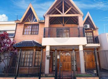Casa · 236m² · 5 Ambientes · 3 Cocheras · Castelar Norte Centro Impecable Chalet en Venta