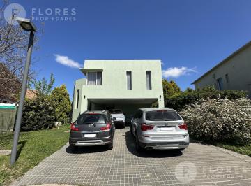 Casa · 324m² · 5 Ambientes · 4 Cocheras · Casa en Venta