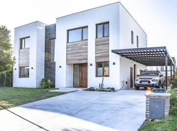 Casa · 230m² · 6 Ambientes · 4 Cocheras · Casa en Lagoon Pilar