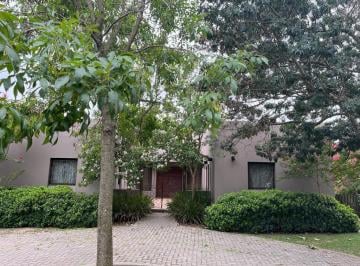 Casa · 220m² · 4 Ambientes · 4 Cocheras · Casa en Venta en La Emilia Sobre Lote Interno, 3 Dorm. - Urdapilleta Propiedades