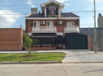Casa de 6 ambientes, Esteban Echeverría · Chalet Sobre Lote Doble