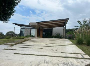 Casa · 230m² · 4 Ambientes · 2 Cocheras · En Venta Increíble Casa en Country Los Azahares