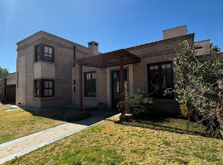 Casa · 320m² · 10 Ambientes · 4 Cocheras