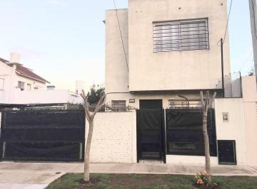 Casa · 80m² · 3 Ambientes · 1 Cochera · Duplex en Dos Plantas 3 Ambientes con Parque y Cochera Berazategui Oeste Apto Credito