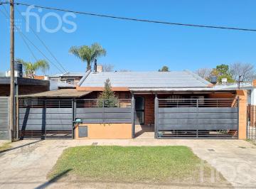 Casa · 140m² · 4 Ambientes · 2 Cocheras · Venta Casa de Tres Dorm. con Cochera Jardin y Pileta en Fisherton
