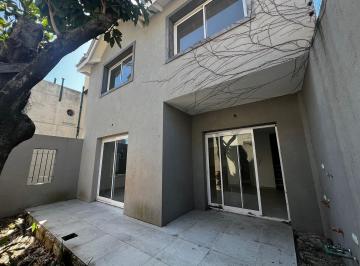 Casa · 120m² · 4 Ambientes · 2 Cocheras · Venta Duplex Barrio Ingles Temperley. Permuta Financiación