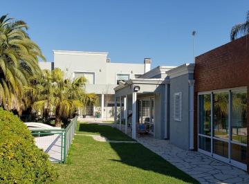 Vista desde el parque · Casa de Categoría con Piscina, Quincho y Parque en Berazategui Centro