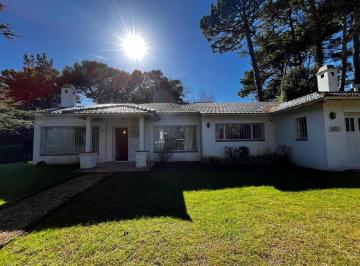 Casa · 164m² · 5 Ambientes · 2 Cocheras · Regia y Cómoda Casa Sobre Martín Pescador