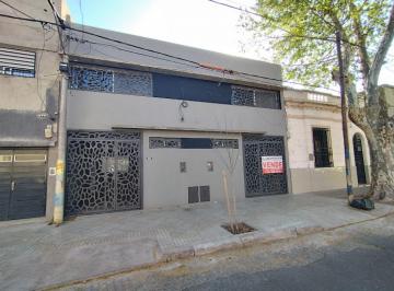 Casa · 84m² · 4 Ambientes · 1 Cochera · Arroyito Río: 2 Dorm., Cochera y Patio.