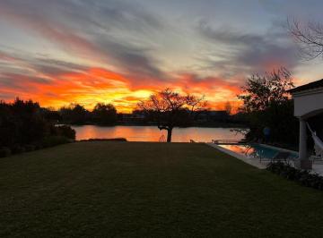 Casa · 300m² · 7 Ambientes · 2 Cocheras · Casa en Venta en Santa Bárbara, Tigre, a La Laguna Central con Excelente Vista y Orientación