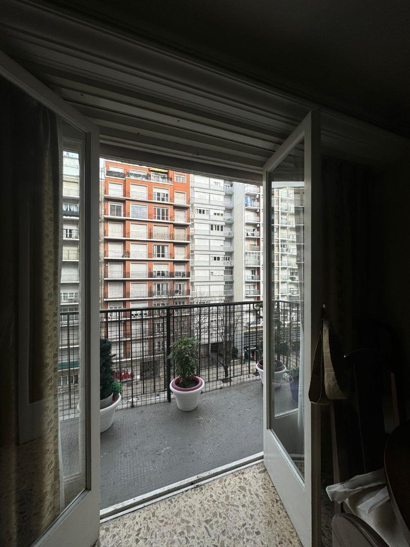 Departamento al frente con balcón. 3 ambientes con dependencia.