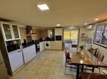 Casa · 100m² · 4 Ambientes · 2 Cocheras · Venta - Casa de 2 Dorm. en Roldan