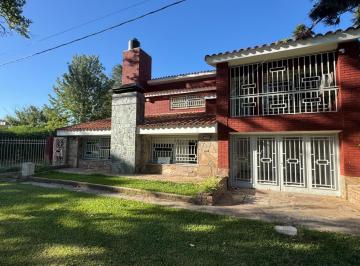 Casa · 273m² · 6 Ambientes · 3 Cocheras · Casa en Venta 5 Dorm. + 3 Cocheras Gran Terreno