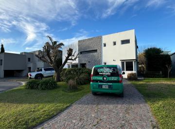 Casa de 6 ambientes, Berazategui · Casa en Venta - Ombues de Hudson